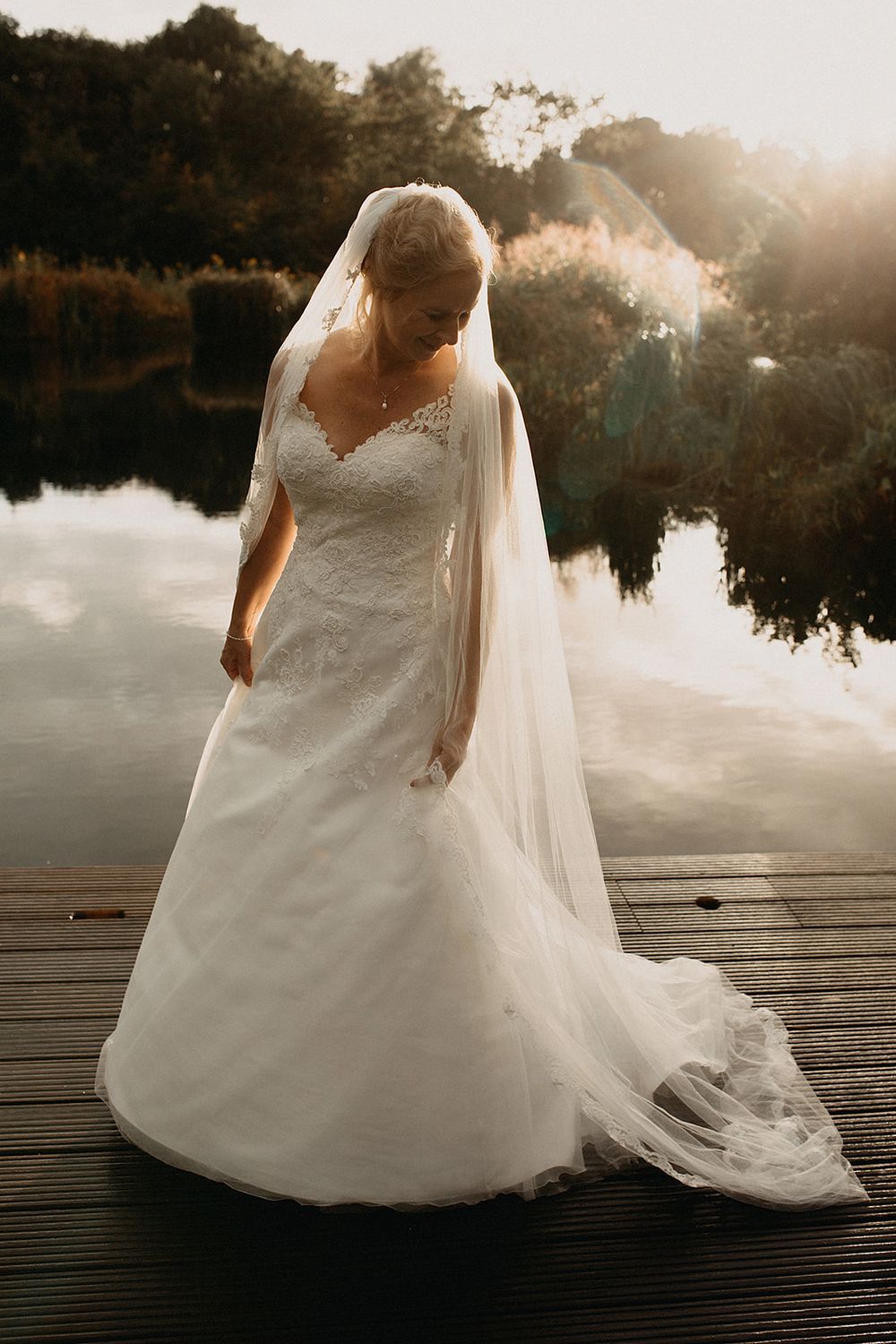 cristine met trouwjurk bij het water